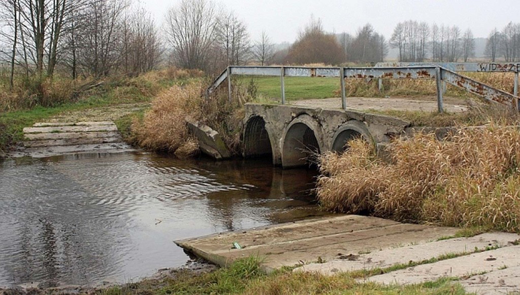 Stary most w Radziątkowie z tymczasową przeprawą