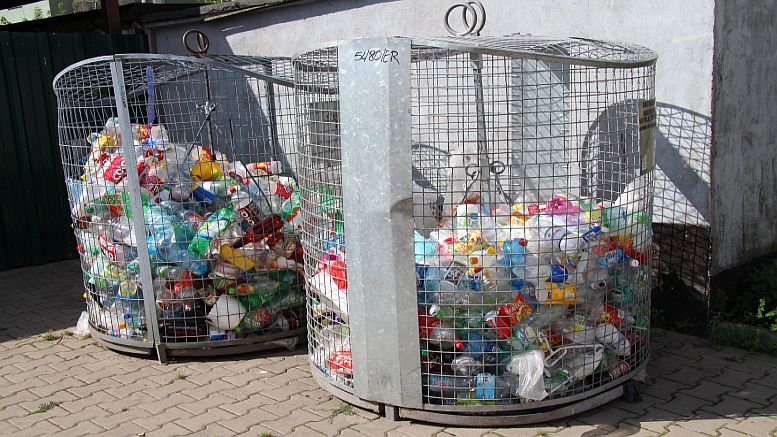 pojemniki z metalowej siatki na plastikowe odpady