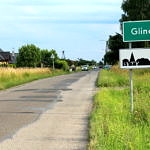 Droga, obok znak z napisem Glina