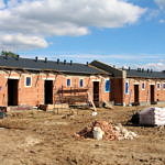Budowa mieszkań komunalnych w Woli Krzysztoporskiej - widok szeregu budynkow