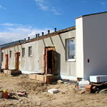 Budowa mieszkań komunalnych w Woli Krzysztoporskiej elewacja jednego z budynków; tynki zewnetrzne