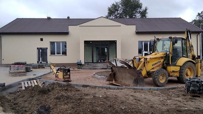 Front budynku Domu Ludowego w Oprzężowie - nowa elewacja i wejście