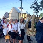 Dożynki Parafialne 2020 w Milejowie - delegacja Siomek z wińcem wchodzi do kościoła