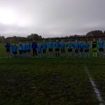 Młodzi piłkarze LKS Wola Krzysztoporska na boisku w Woli Krzysztoporskiej podczas meczu z Czarnymi Rozprza - drużyna prezentuje sie na boisku