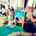 Dzieci podczas zabawy na kolorowym dywanie podczas zajęć w przedszkolu