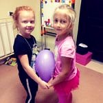 Dwie dziewczynki z balonikiem