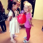 Dwie dziewczynki z balonikiem