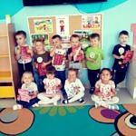 Grupa dzieci z kolorowymi krtkami