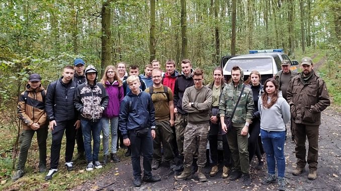 Uczniowie ZS CKZ Bujny z przedstawicielami Lasów Państwowych i Straży Leśniej