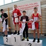 Mistrzostwa Polski Szkół Podstawowych U15 w zapasach w stylu klasycznym - zawodnicy na podium z medalami, koszulkami i dyplomami