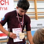 Mistrzostwa Polski Szkół Podstawowych U15 w zapasach w stylu klasycznym - dwaj bracia na podium z medalami i dyplomami