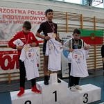 Mistrzostwa Polski Szkół Podstawowych U15 w zapasach w stylu klasycznym - zawodnicy na podium z medalami, koszulkami i dyplomami