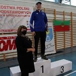 Mistrzostwa Polski Szkół Podstawowych U15 w zapasach w stylu klasycznym - na podium Igor Jarek otrzymuje statuetkę od dyrektor Iwony Zapały