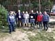 Grupa wędkarzy nad zbiornikie Cieszanowice na tle lasu; zwycięzcy z dyplomami