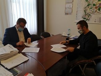 Wójt Roman Drozdek i Łukasz Stępień z firmy Ekoinżbud podpisują umowę