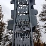 Pomnik Bohaterów Września 1939 r. w Borowej. Metalowa, wysoka konstrukcja. Pomnik ozdobiony chryzantemami w doniczkach
