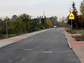 Ulica "bez nazwy" w Woli Krzysztoporskiej - nowy asfalt z chodnikiem i wjazdami do posesji