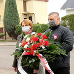 Jolanta Kołacińska i Tomasz Woźniak składają kwiaty przed pomnikiem w Woli Krzysztoporskiej