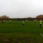Zawodnicy LKS Wola Krzysztoporska w seledynowych koszulkach na boisku