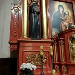 Ołtarz z obrazem Matki Bożej w centaralnym punkcie pomalowany brunatną farbą olejną