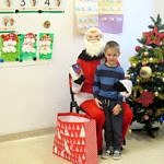 Chłopiec z siedzącym Mikołajem
