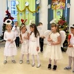Dzieci podczas występów jasełkoych - dziewczynki w białych suienkach przebrane za aniołki
