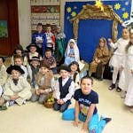 Dzieci podczas występów jasełkoych - dziewczynki w białych suienkach przebrane za aniołki, chłopcy za pasterzy, Trzej Królowie i Święta Rodzina