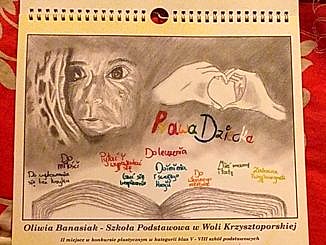 Kalendarz z rysunkiem Oliwii Banasiak - twarz ossoby, ręce złożone w serduszko wypisane prawa dziecka nad otwartą księgą