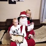 Mikołaj z dwojgiem dzieci z certyfikatami