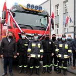 Nowy samochód ratowniczo-gaśniczy a przed nim grupa strażaków i przedstawicieli Urzędu Gminy Wola Krzysztoporska