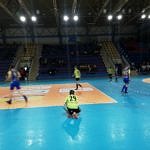 Rozgrywki młodych piłkarzy w hali Anilany w Łodzi