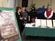 Spotkanie promocyjne w Woźnikach - Za stołem z egzemplarzami ksiązki stoją autorki i przedstawiciele Fundacji Wspierania Folkloru Wiejskiego i Miejskiego w Mzurkach; obok stojak z okładkąksiążki