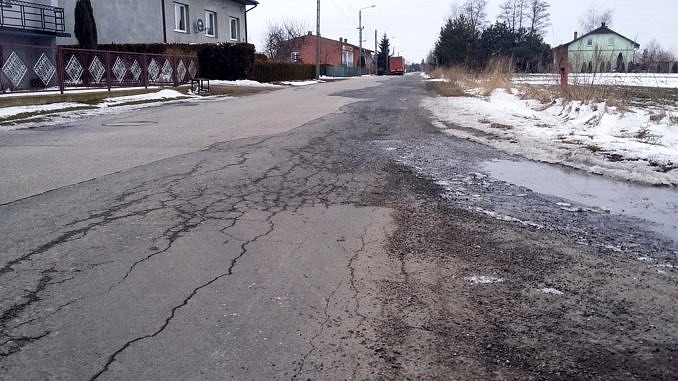 Droga Siomki - Krzyżanów; spękany asfalt