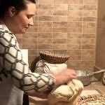 Kobieta wyrabia ciasto chlebowe