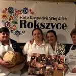 Członkinie KGW Rokszyce z chlebem i prezentacją o wypieku