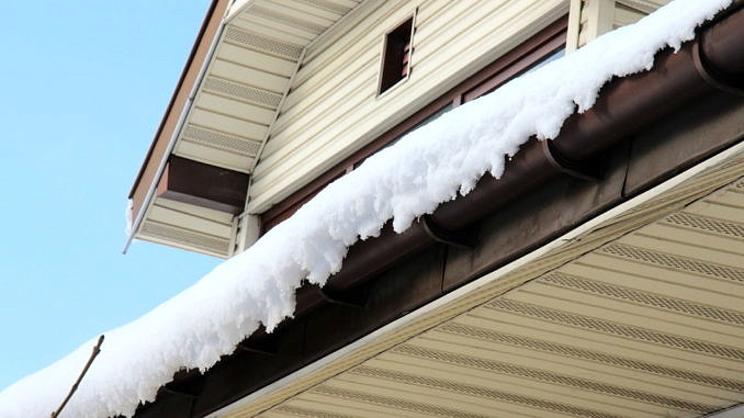 nawis śnieżny na dachu