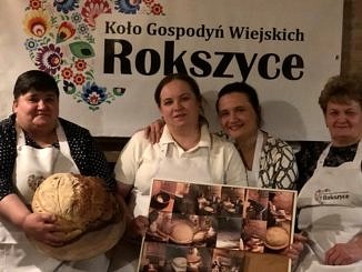 Członkinie KGW Rokszyce z chlebem i prezentacją o wypieku