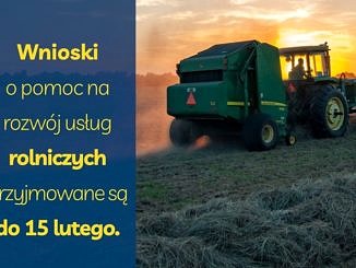 Plakat - ciągnik rolniczy na polu przy zachodzącym słońcu; napis - wnioski o pomoc na rozwój usług rolniczych przyjmowane sa do 15 lutego