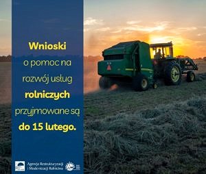 Plakat ARiMR - ciągnik rolniczy na polu przy zachodzącym słońcu; napis - wnioski o pomoc na rozwój usług rolniczych przyjmowane sa do 15 lutego