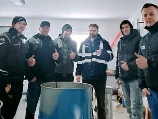 Grupa sołtysów zaangażowana w wykonanie pojemników do zbiórki nakrętek