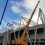 Stadion ŁKS Łódź - dzwigi montują elementy konstrukcji z Cermontu