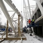 Stadion ŁKS Łódź - dzwigi montują elementy konstrukcji z Cermontu