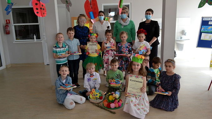 Grupa dzieci biorąca udział w konkursie z opiekunami i dyrekcją szkoły