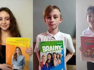 Troje laureatów konkursów - Nicole - długowłosa dziewczynka z żółta książką od angielskiego, Julian - jasnowłosy chłopiec w bialej koszuli z książką od angielskiego, Joanna - usmiechnięta dziewczynka z czerwoną książką od angielskiego
