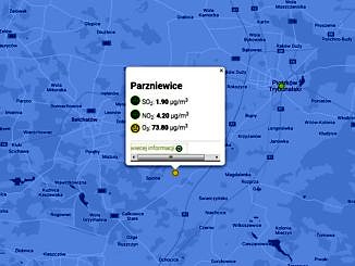 Mapa - na niebieskim tle zaznaczone punkty pomiarowe powietrza - w centrum dane ze stacji pomiarowej w Parzniewicach