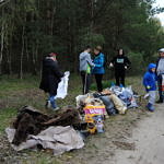 Ludzie zbierający śmieci w lesie