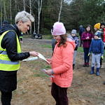 Dzieci otrzymują dyplomy za udział w akcji sprzątania lasu