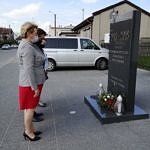 Delegacja 3 osób - przewodnicząca RG Małgorzata Gniewaszewska, wójt Roman Drozdek i radna Agata Szmalec składają wiązankę kwiatów przed pomnikiem