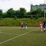 Młodzi piłkarze FA UKS Wola Krzysztoporska podczas rozgrywek z rodzicami