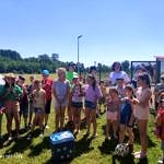 Grupa dzieci z opiekunami i przewodniczącą Rady Gminy Wola Krzysztoporska z nagrodami podczas pikniku